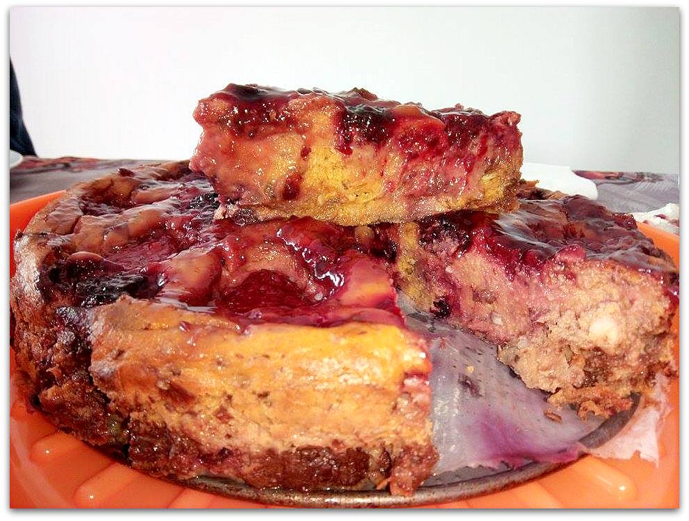 Bolo de batata doce, nozes e framboesas