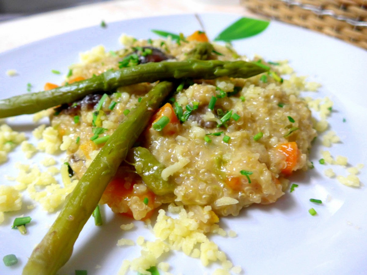 Quinoto de espargos, cogumelos e queijo da ilha