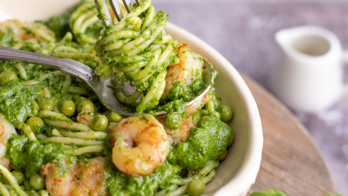 pasta com pesto de espinafres e ervilhas