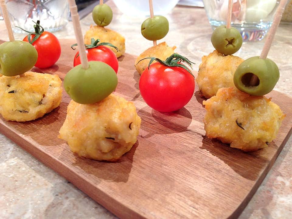 Bolinhas de frango, queijo e azeitonas