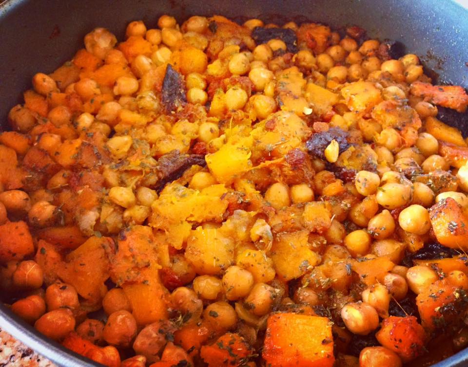 Salada quente de grão, abóbora e góji