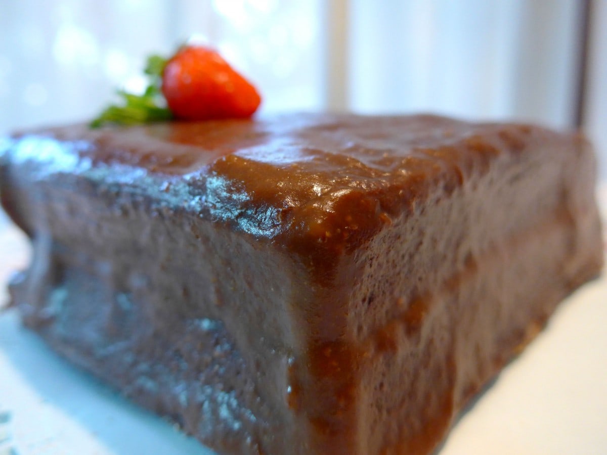 Bolo de chocolate húmido e sem açúcar