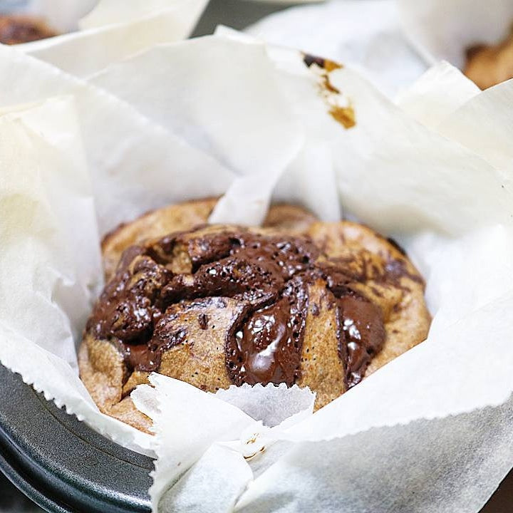 Muffins saudáveis de "chocolate" e manteiga de amendoim