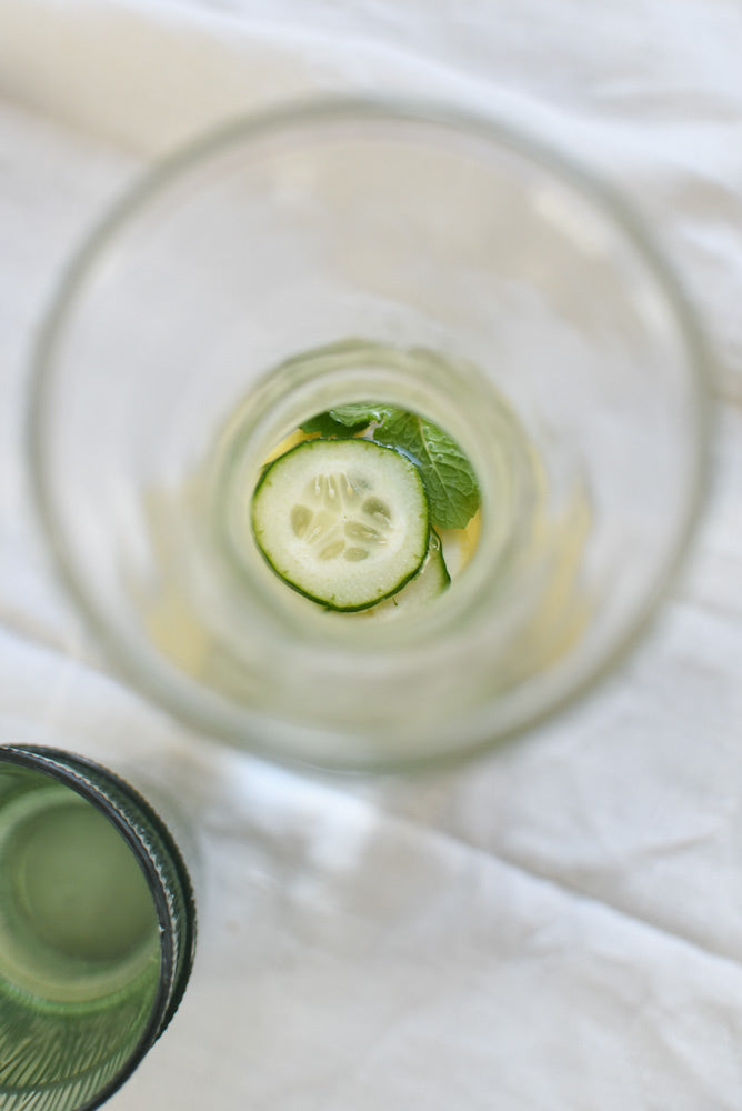 Água aromatizada de pepino, limão e manjericão