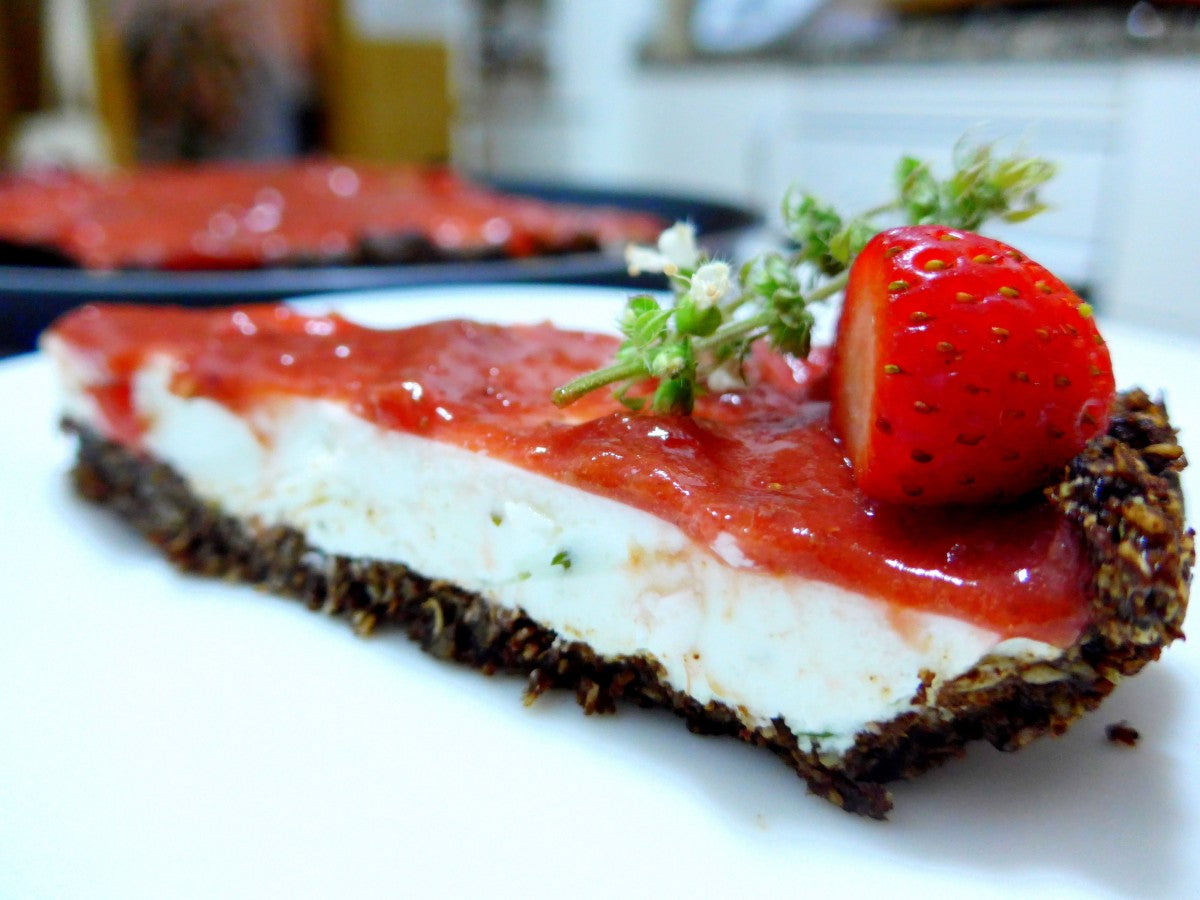 Cheesecake de morango, ruibarbo e manjericão lima