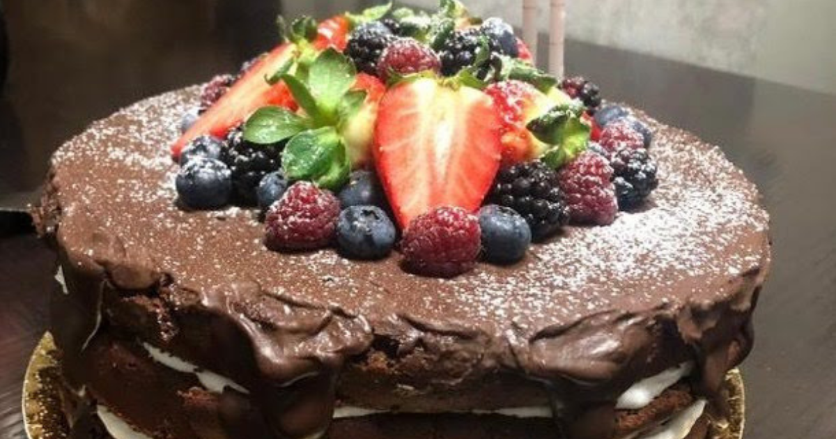 O melhor bolo de aniversário saudável! {Bolo de chocolate com chantilly e frutos vermelhos}