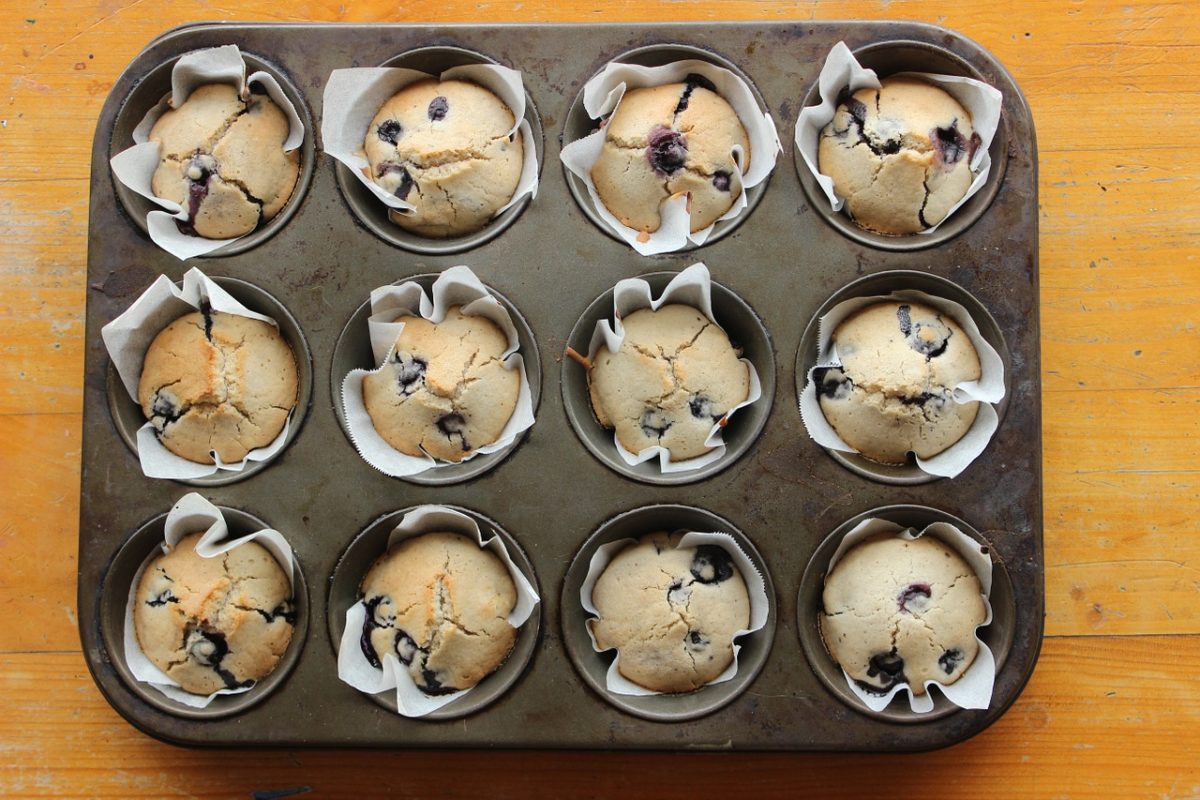 Muffins de morango, ruibarbo e cardamomo