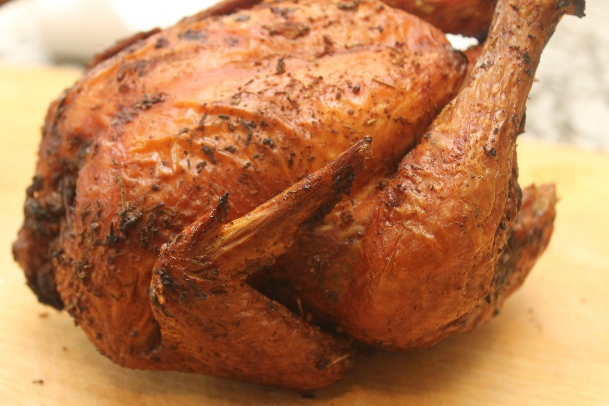 Frango assado no forno estaladiço e suculento