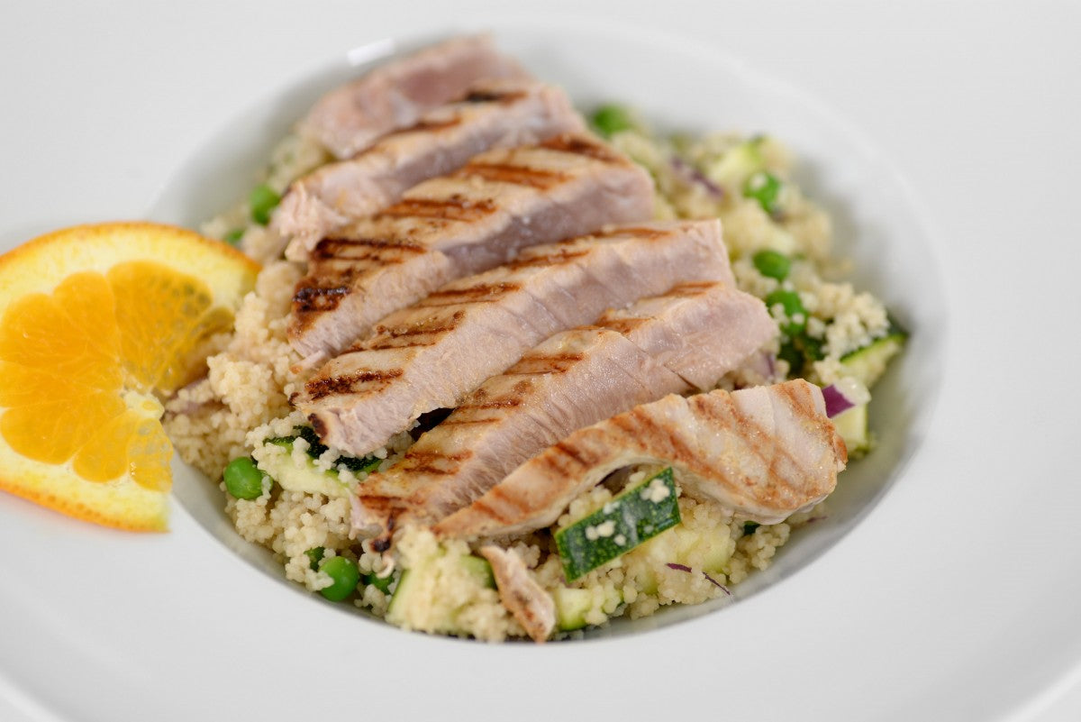 Atum braseado com cuscuz de legumes em 5 minutos