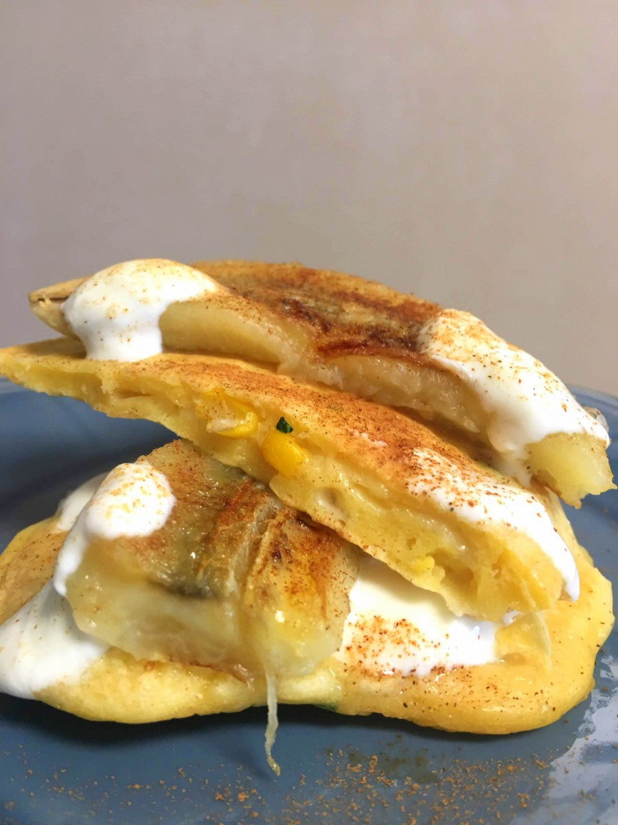 Panquecas de legumes com banana caramelizada