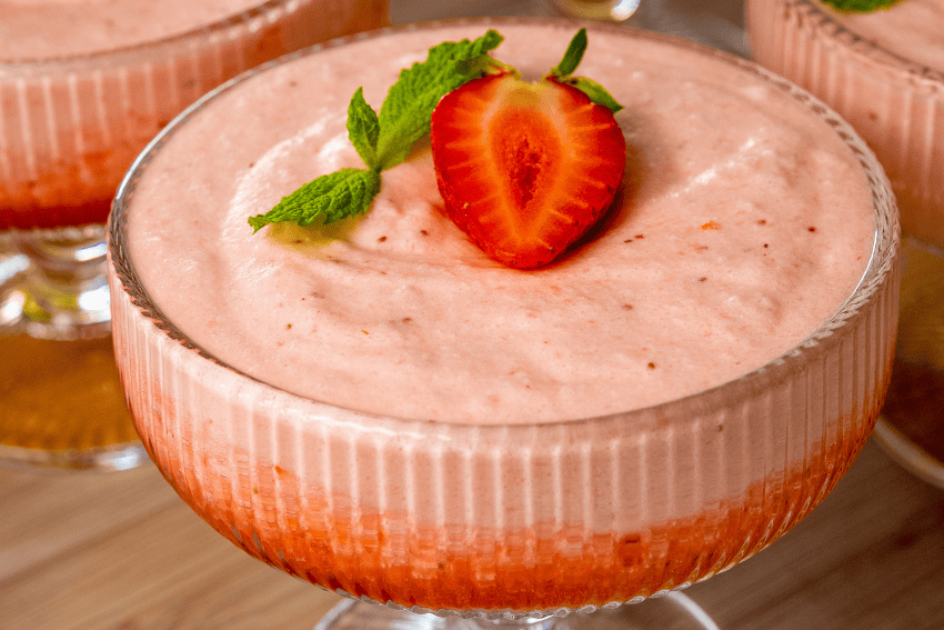 Mousse de morango leve decorada com morangos frescos e folhas de hortelã