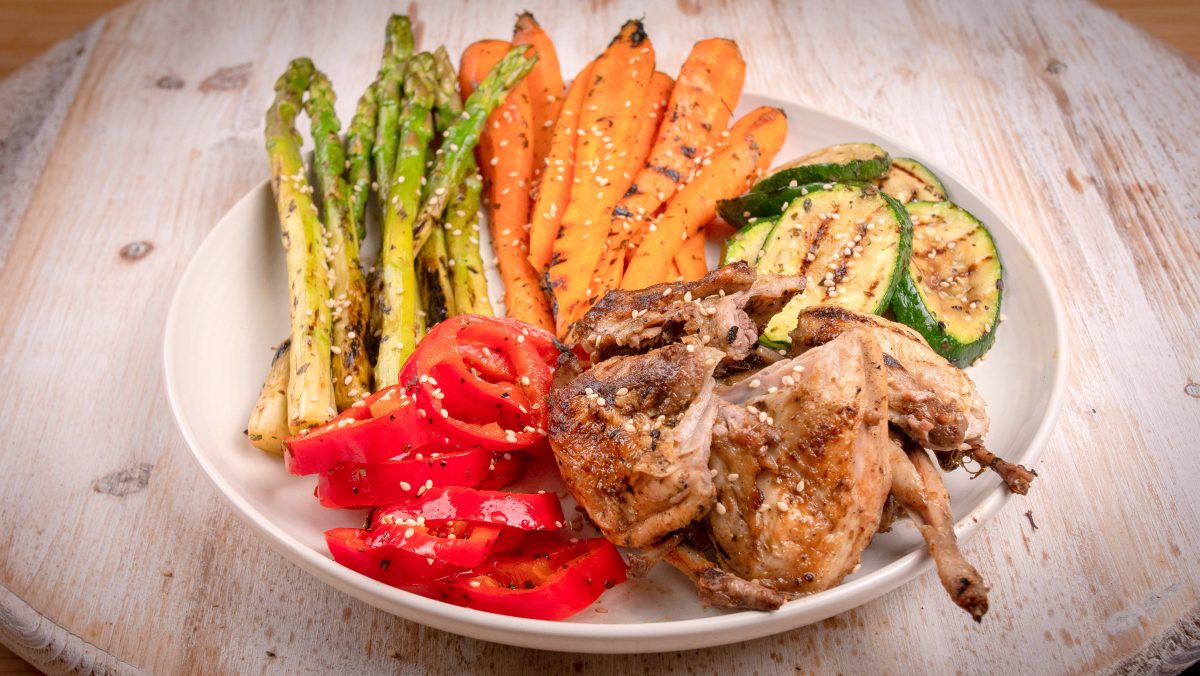 Codorniz grelhada com legumes grelhados