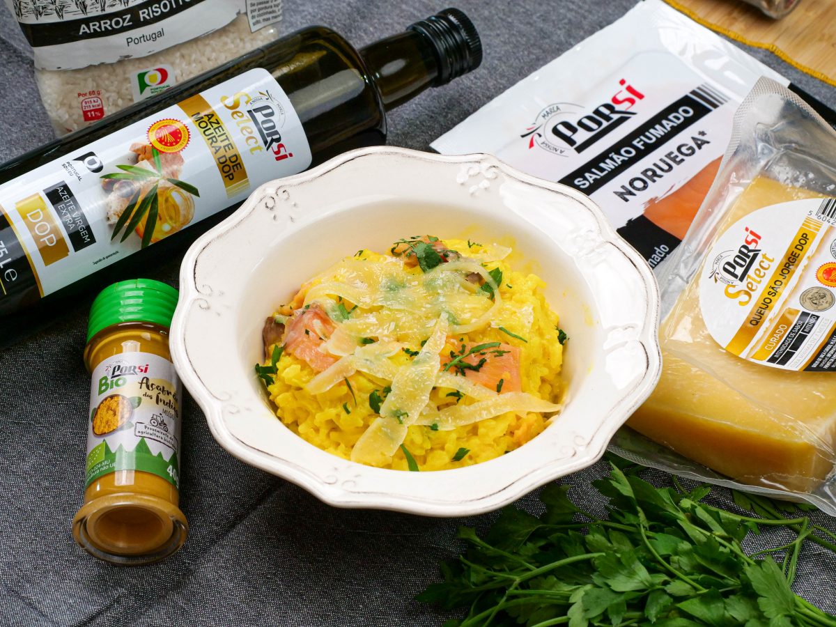 Risotto de açafrão com salmão fumado e queijo da ilha