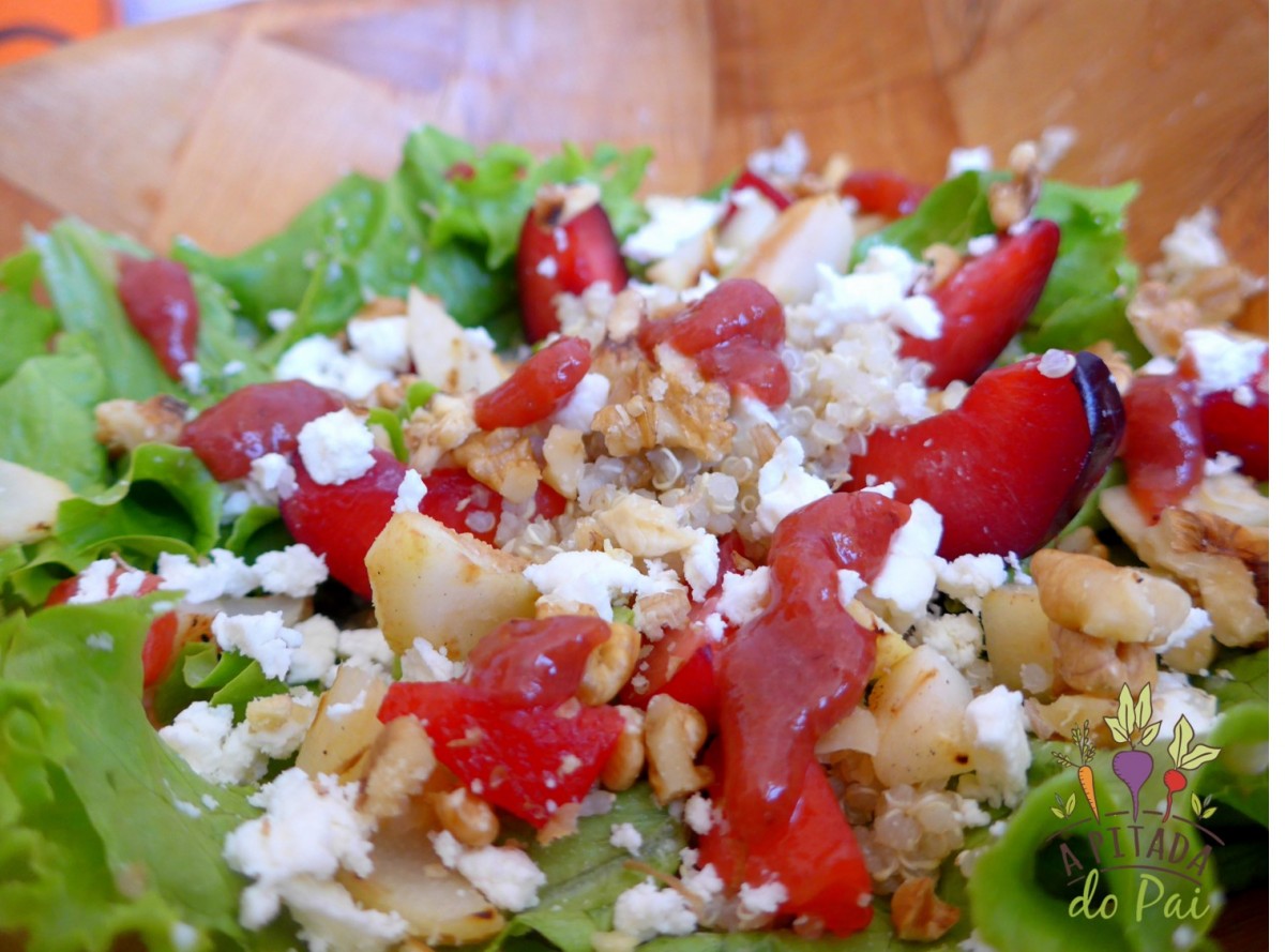 Salada de ameixa e pera caramelizada com nozes, quinoa e queijo feta