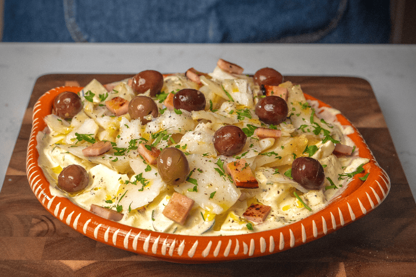 Salada de bacalhau e maionese saudável com batata, ovo cremoso, pepino e bacon crocante