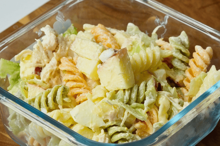 Salada fria de frango, ovo e molho de iogurte com tomate, pepino e folhas verdes