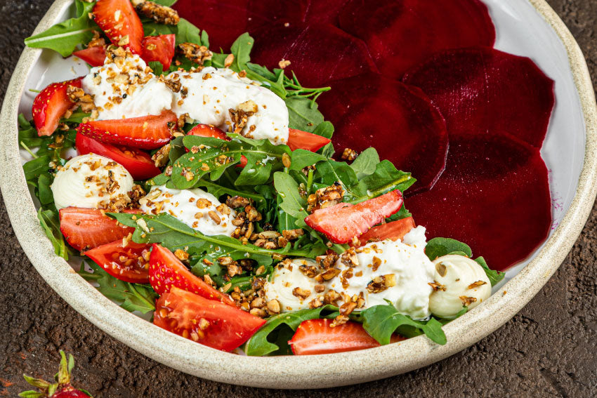 Salada de Primavera com batata, rabanetes e morango