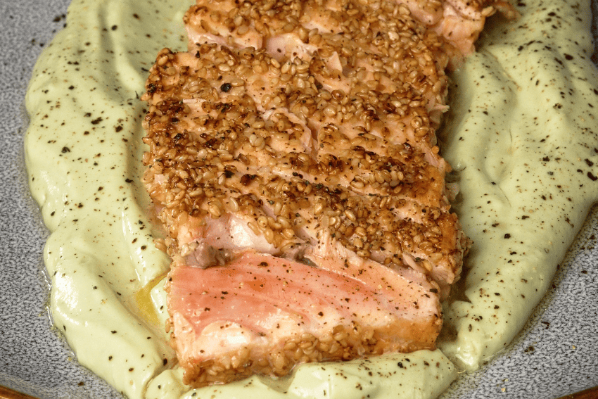 Lombos de salmão com sésamo e guacamole preparados na air fryer