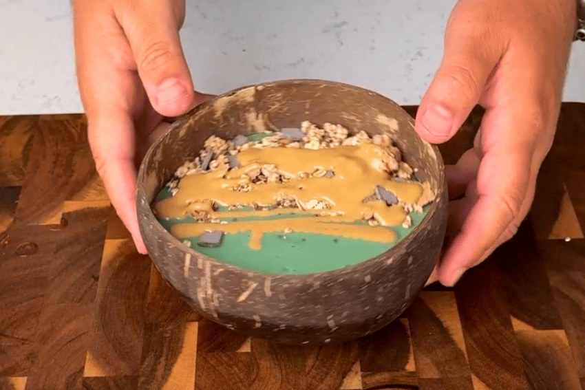 Smoothies gelados azul e verde preparados com banana, ananás, manga e spirulina