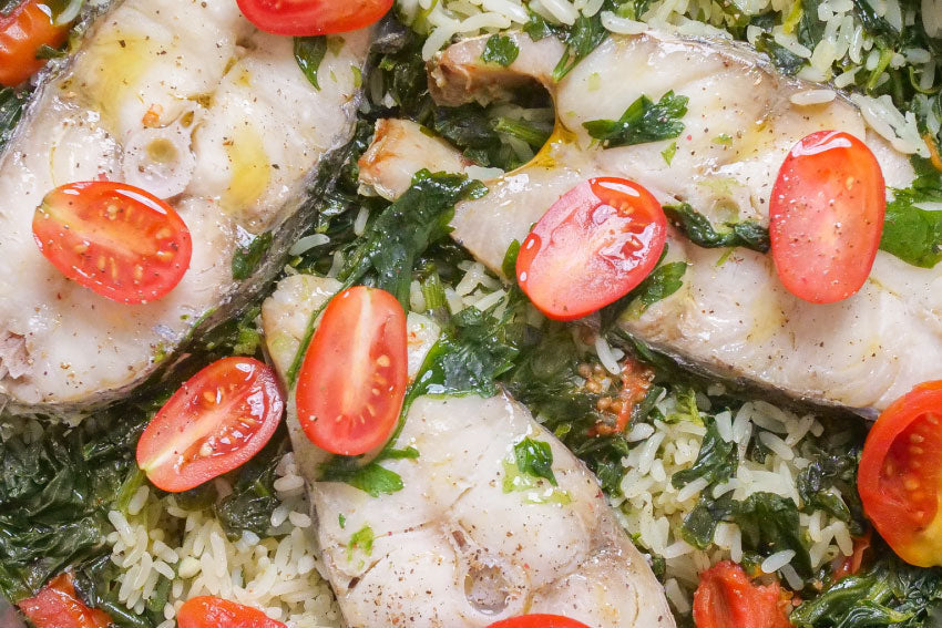 Arroz de peixe e espinafres