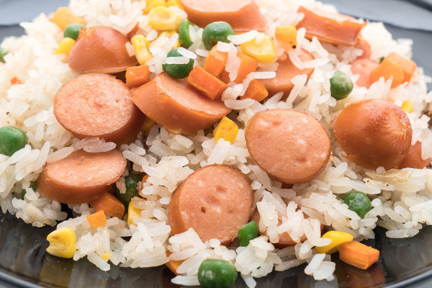 Arroz com salsichas e ervilhas