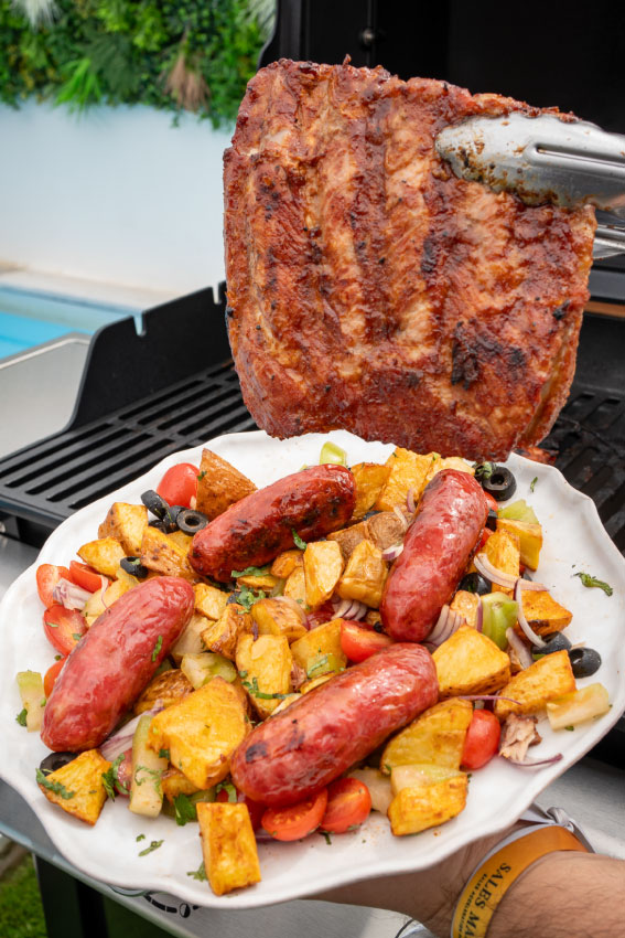 Entrecosto com molho barbecue e salada de Verão