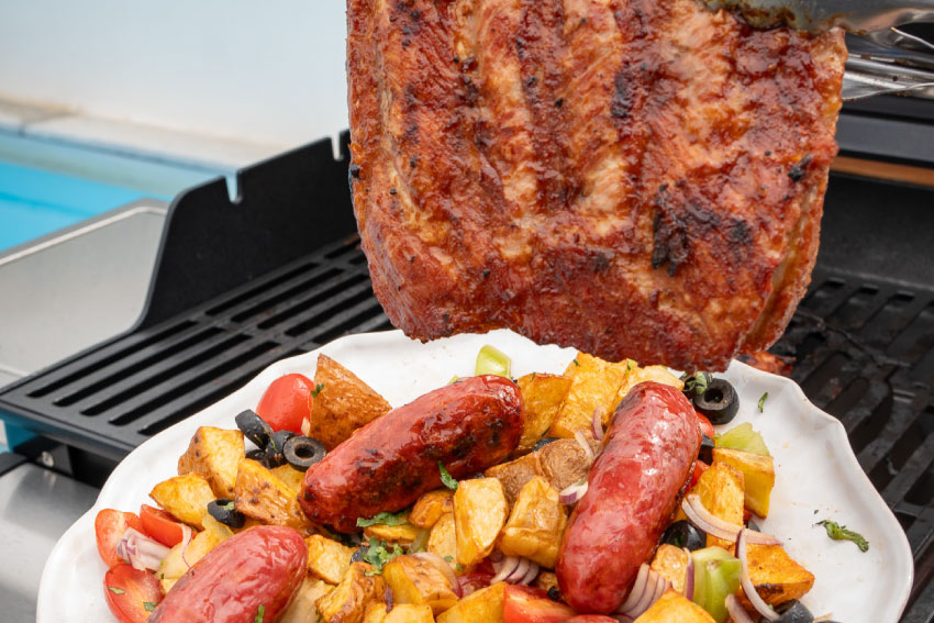 Entrecosto com molho barbecue e salada de Verão