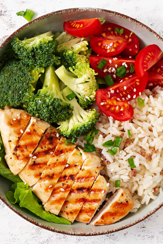 Bowl fria de arroz integral com legumes salteados e frango