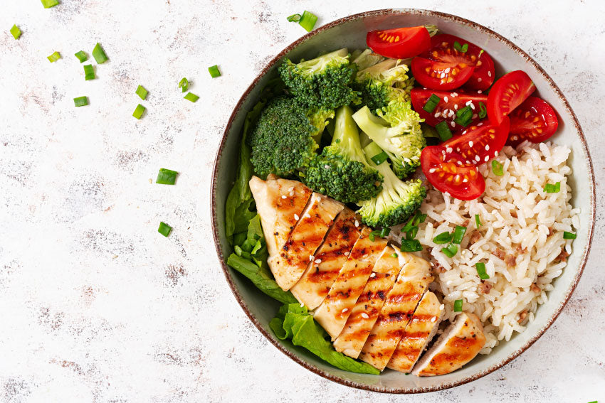 Bowl fria de arroz integral com legumes salteados e frango