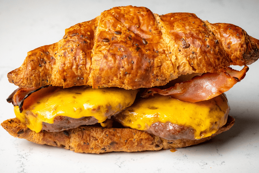 Cheeseburger no croissant na air fryer