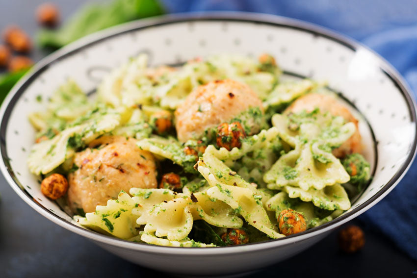 Farfalle com salmão e pesto