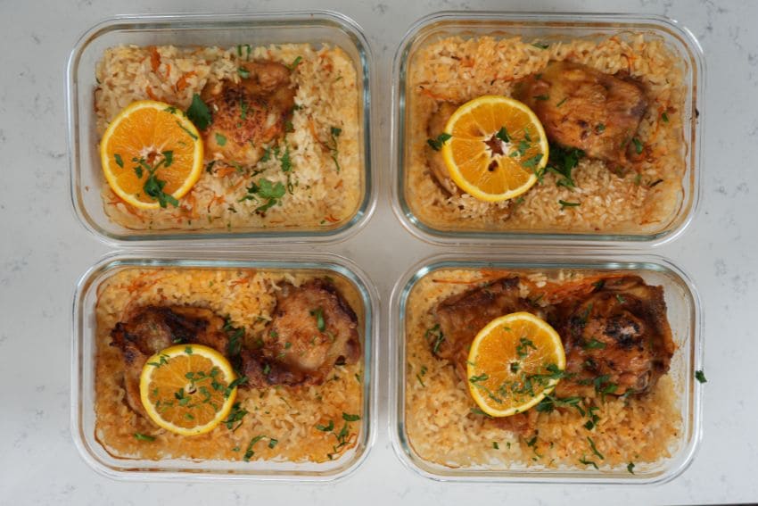 Frango com arroz e laranja no forno