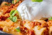 Massa gulosa com molho de tomate e burrata