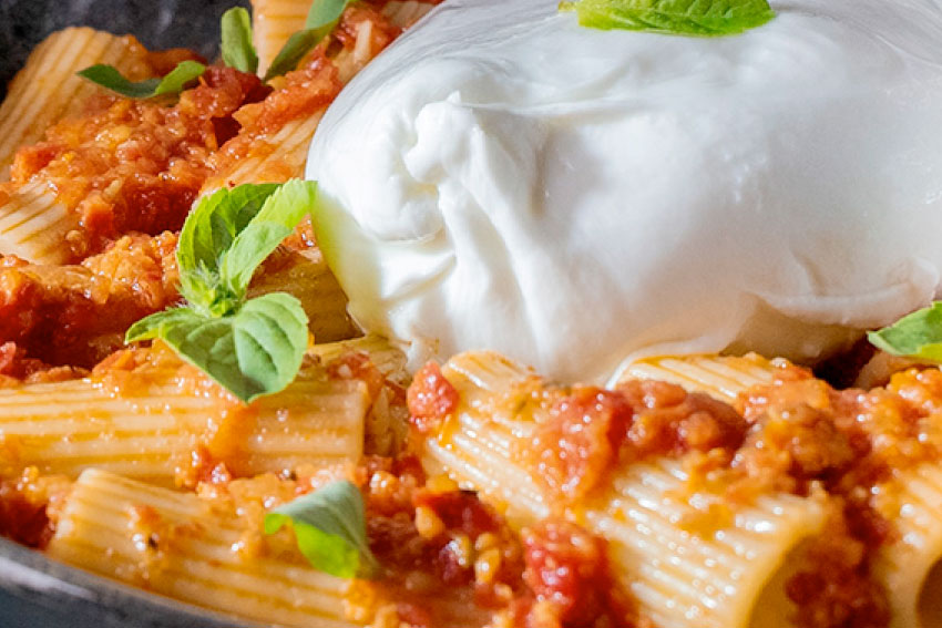 Massa gulosa com molho de tomate e burrata