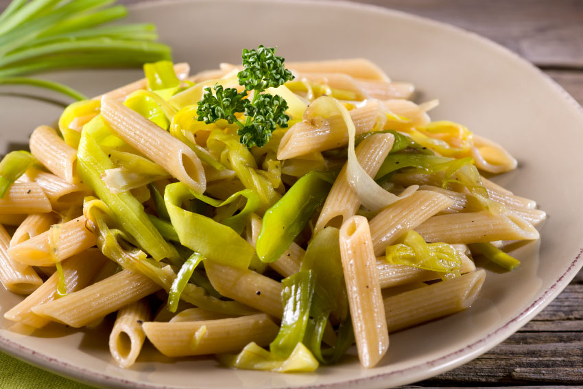 Penne com fiambre e feijão-verde