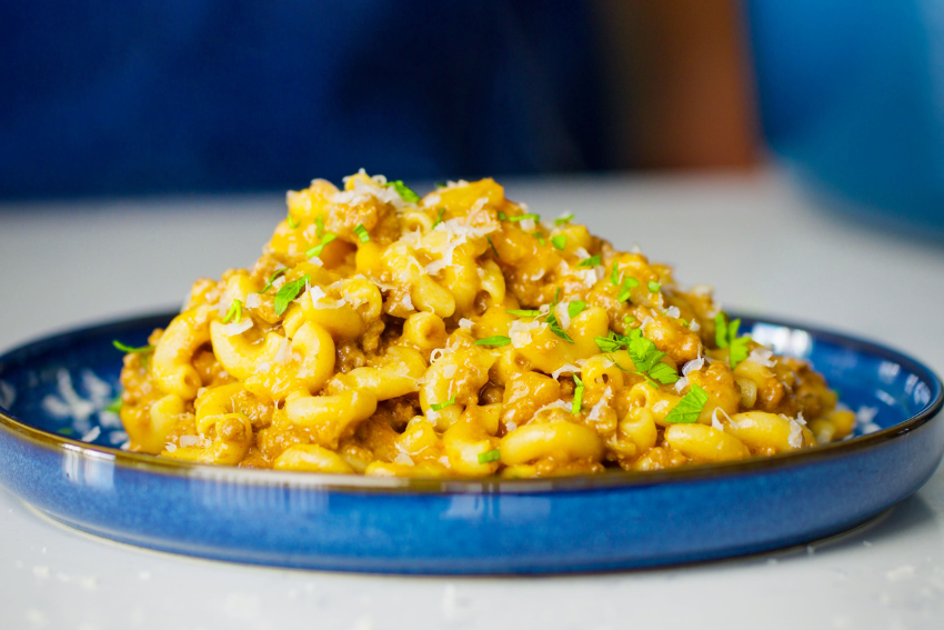 One Pot Mac &amp; Cheese com carne picada e abóbora