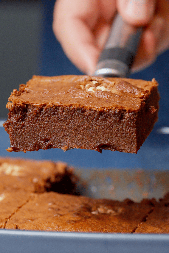 Quadradinhos de chocolate com noz e bola de gelado