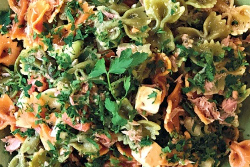 Salada de laços com presunto, rúcula e mozarela