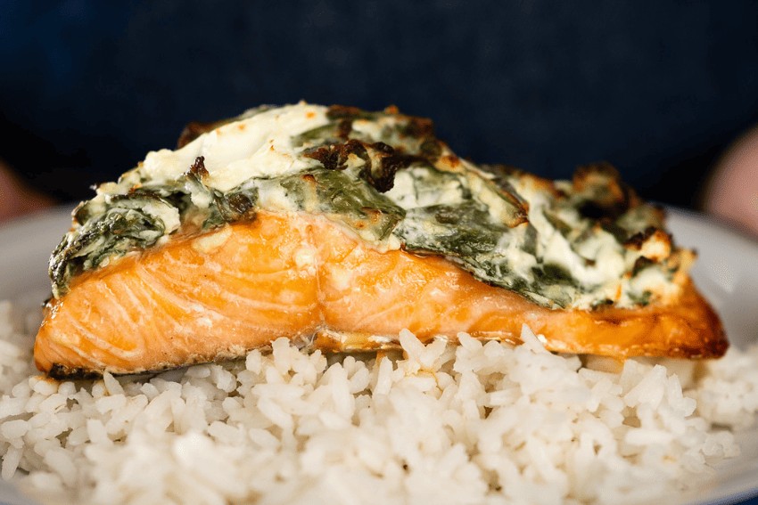Como fazer salmão com espinafres na air fryer?