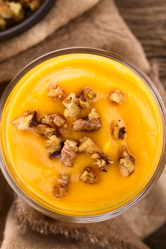 Sopa cremosa de abóbora com topping crocante de castanha