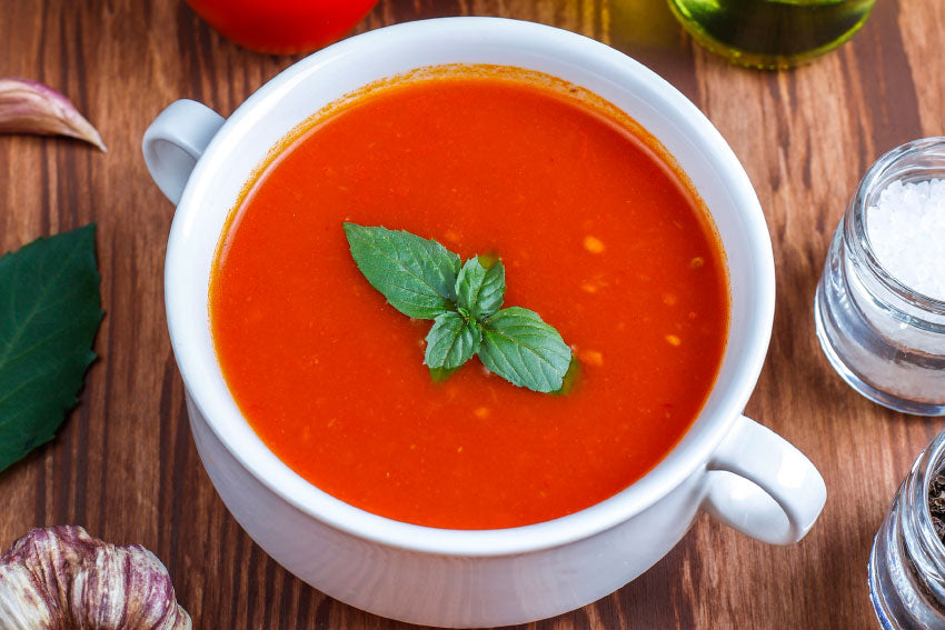 Sopa de tomate e manjericão