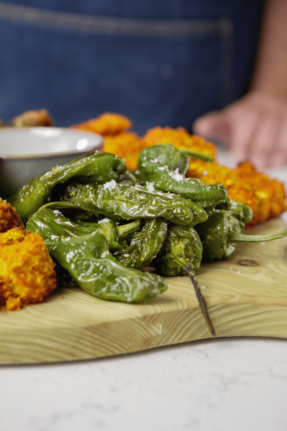 Pimentos padrón na air fryer: o petisco para uma tábua perfeita