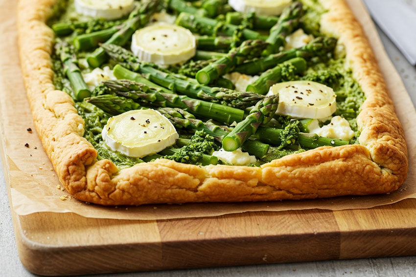 Tarte rústica de espargos, queijo de cabra e pesto de rúcula