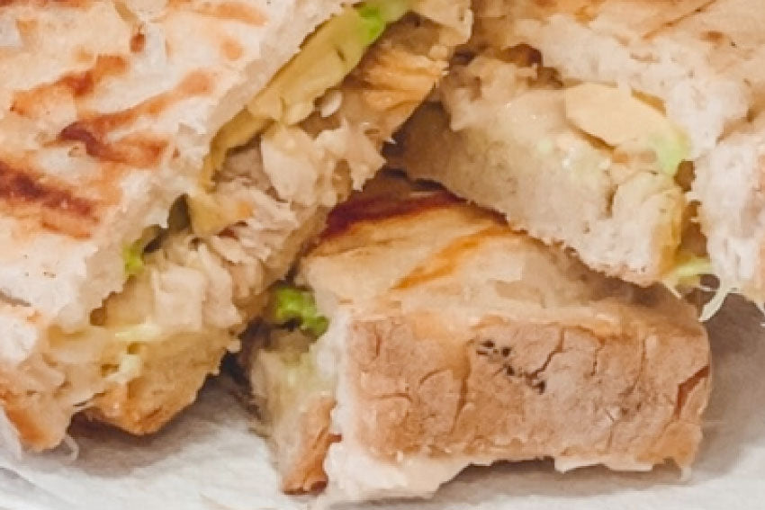 Tosta de frango e abacate