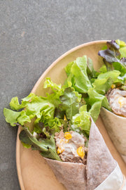 Wrap de atum com hummus e vegetais crus