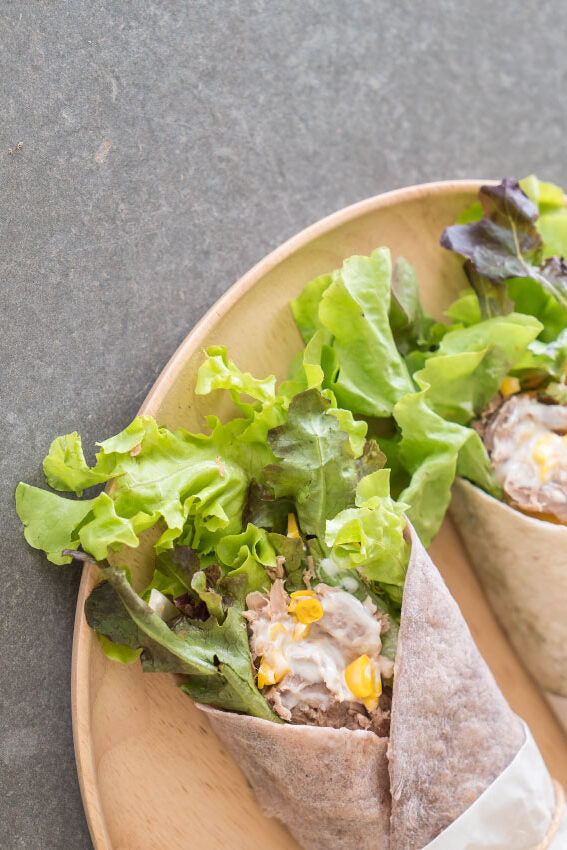 Wrap de atum com hummus e vegetais crus